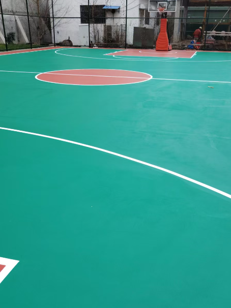万秀 球场长期使用易出现地面开裂